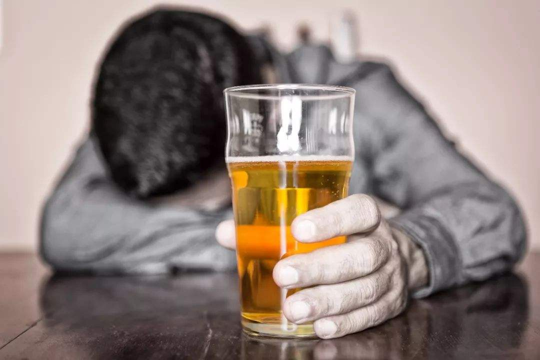 长期过量喝酒对身体的危害？